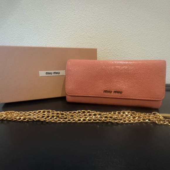 Miu Miu Pink Leather Clutch Wallet with Gold Chain - Picture 3 of 8